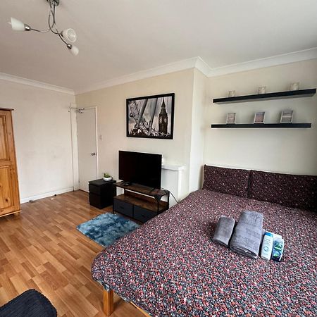 Huge And Affordable 3 Bedroom Flat In Hammersmith For 7 People With Welcome Breakfast London Bagian luar foto