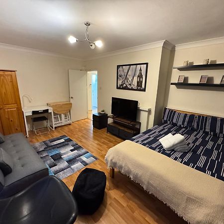 Huge And Affordable 3 Bedroom Flat In Hammersmith For 7 People With Welcome Breakfast London Bagian luar foto
