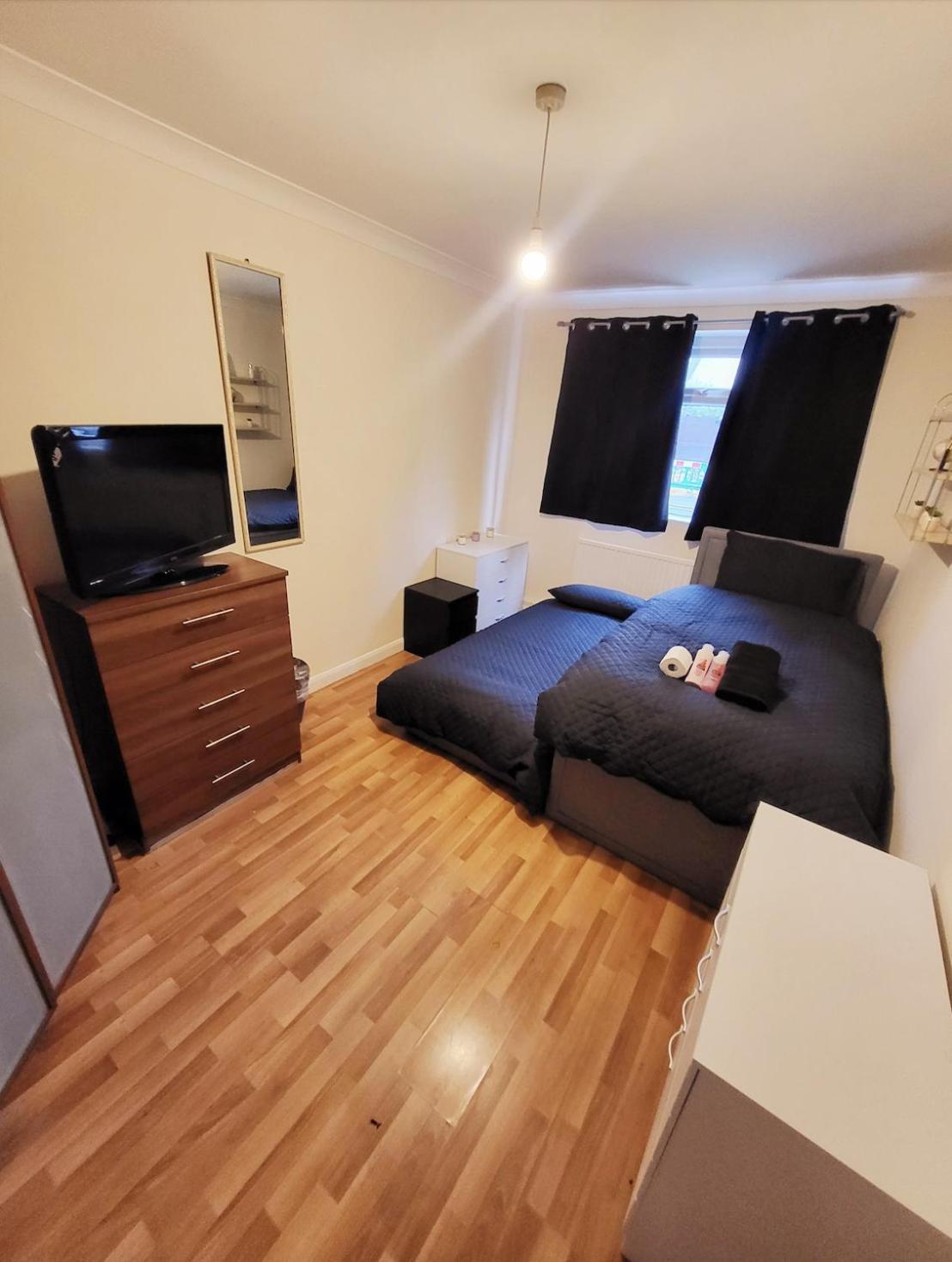 Huge And Affordable 3 Bedroom Flat In Hammersmith For 7 People With Welcome Breakfast London Bagian luar foto