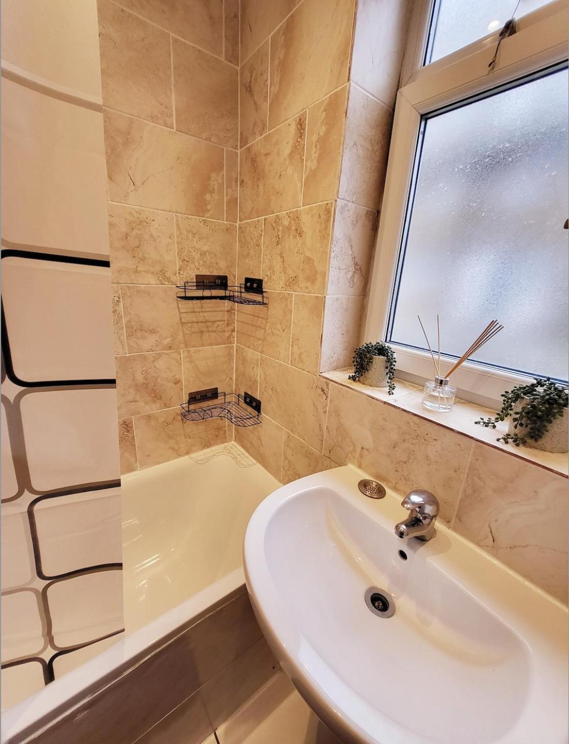 Huge And Affordable 3 Bedroom Flat In Hammersmith For 7 People With Welcome Breakfast London Bagian luar foto