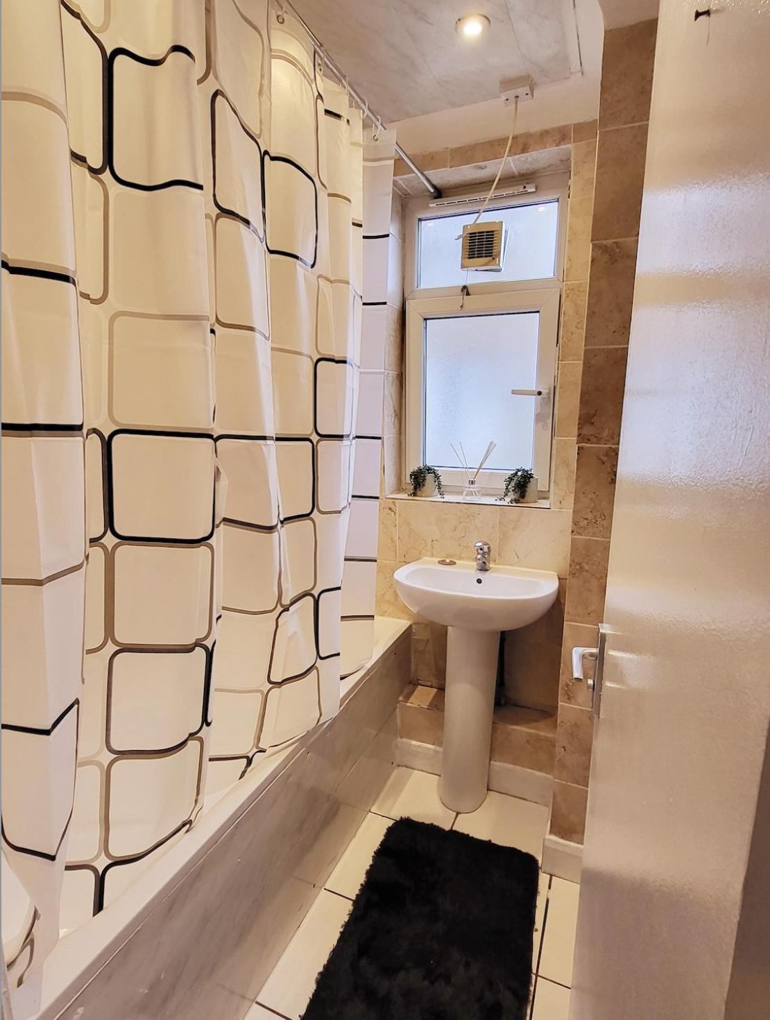 Huge And Affordable 3 Bedroom Flat In Hammersmith For 7 People With Welcome Breakfast London Bagian luar foto