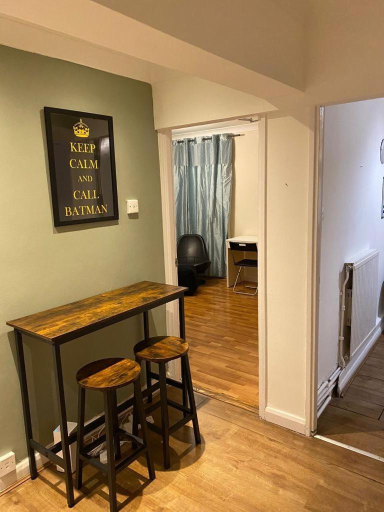 Huge And Affordable 3 Bedroom Flat In Hammersmith For 7 People With Welcome Breakfast London Bagian luar foto