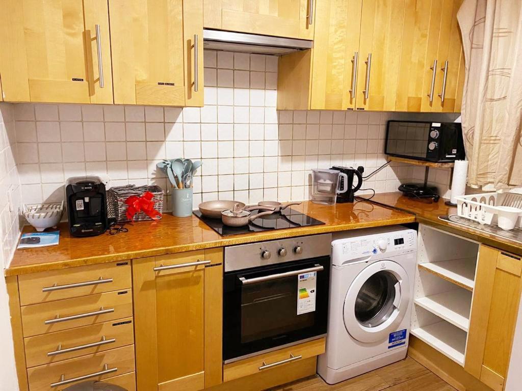 Huge And Affordable 3 Bedroom Flat In Hammersmith For 7 People With Welcome Breakfast London Bagian luar foto