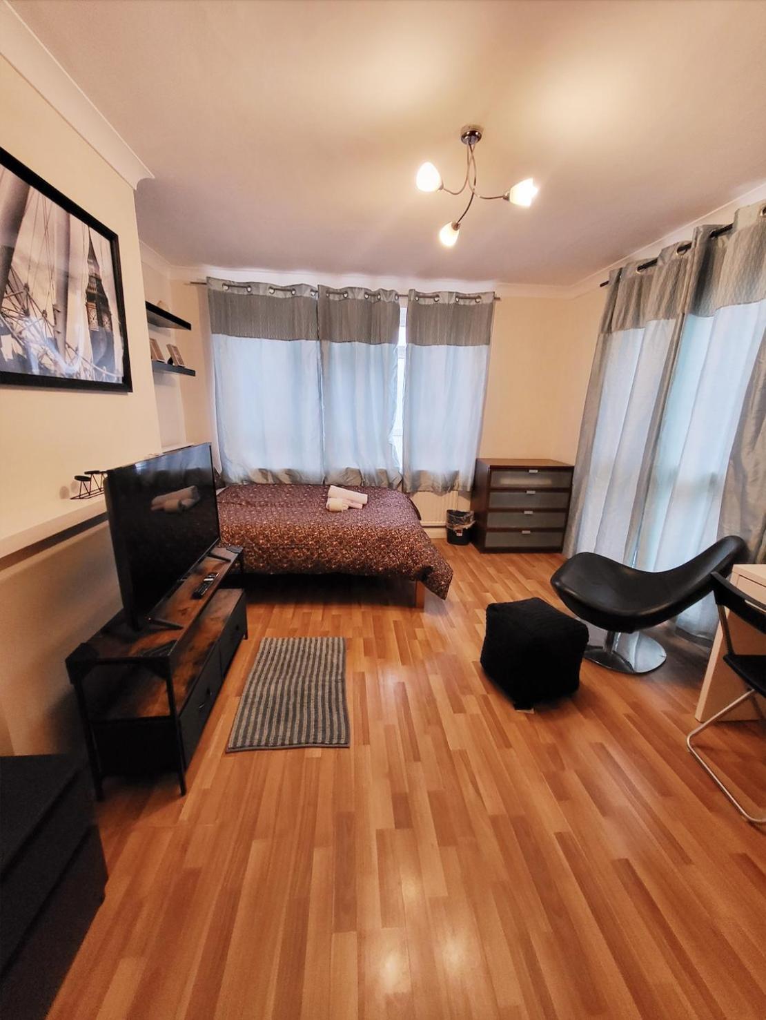 Huge And Affordable 3 Bedroom Flat In Hammersmith For 7 People With Welcome Breakfast London Bagian luar foto