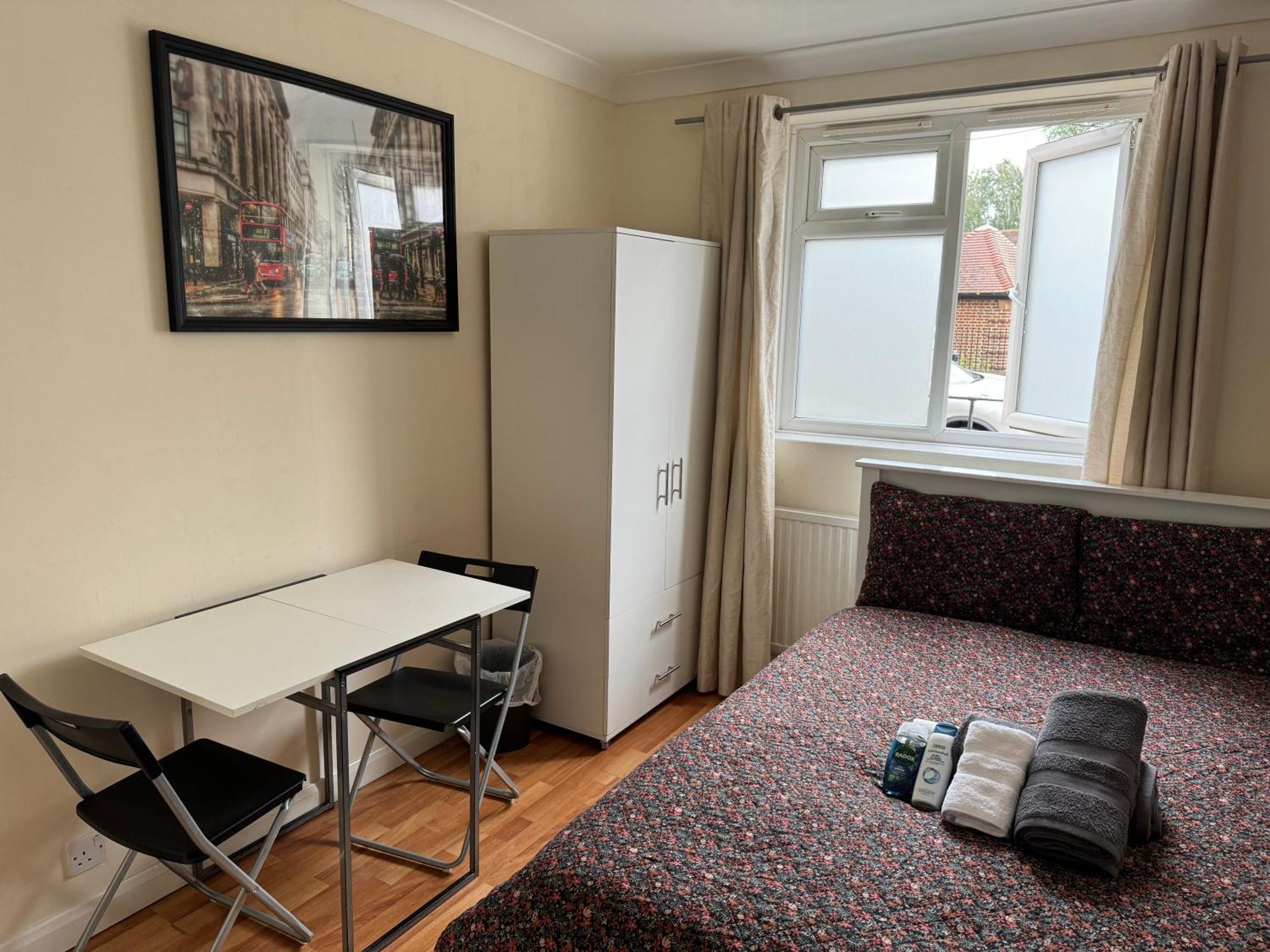 Huge And Affordable 3 Bedroom Flat In Hammersmith For 7 People With Welcome Breakfast London Bagian luar foto