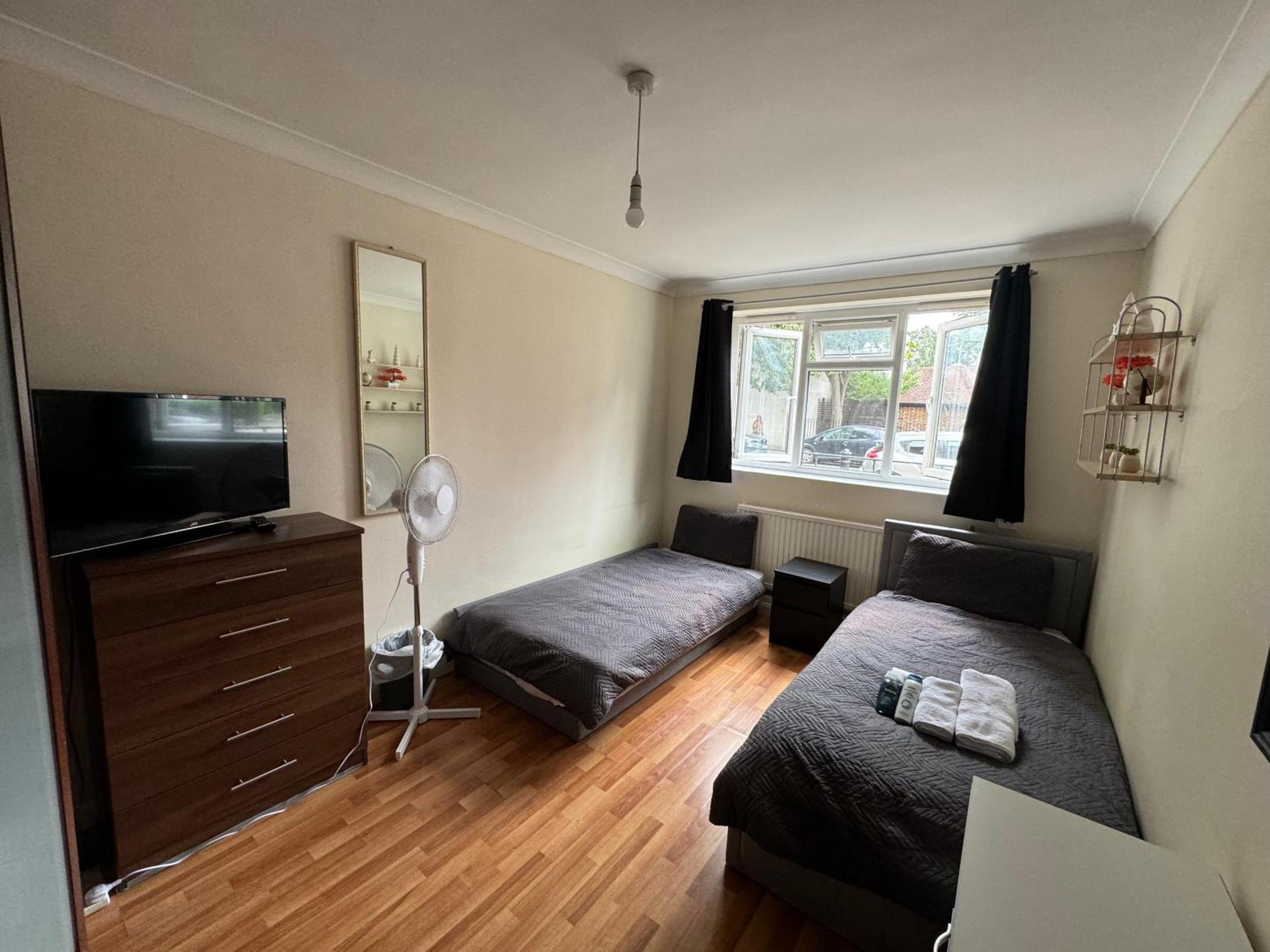 Huge And Affordable 3 Bedroom Flat In Hammersmith For 7 People With Welcome Breakfast London Bagian luar foto