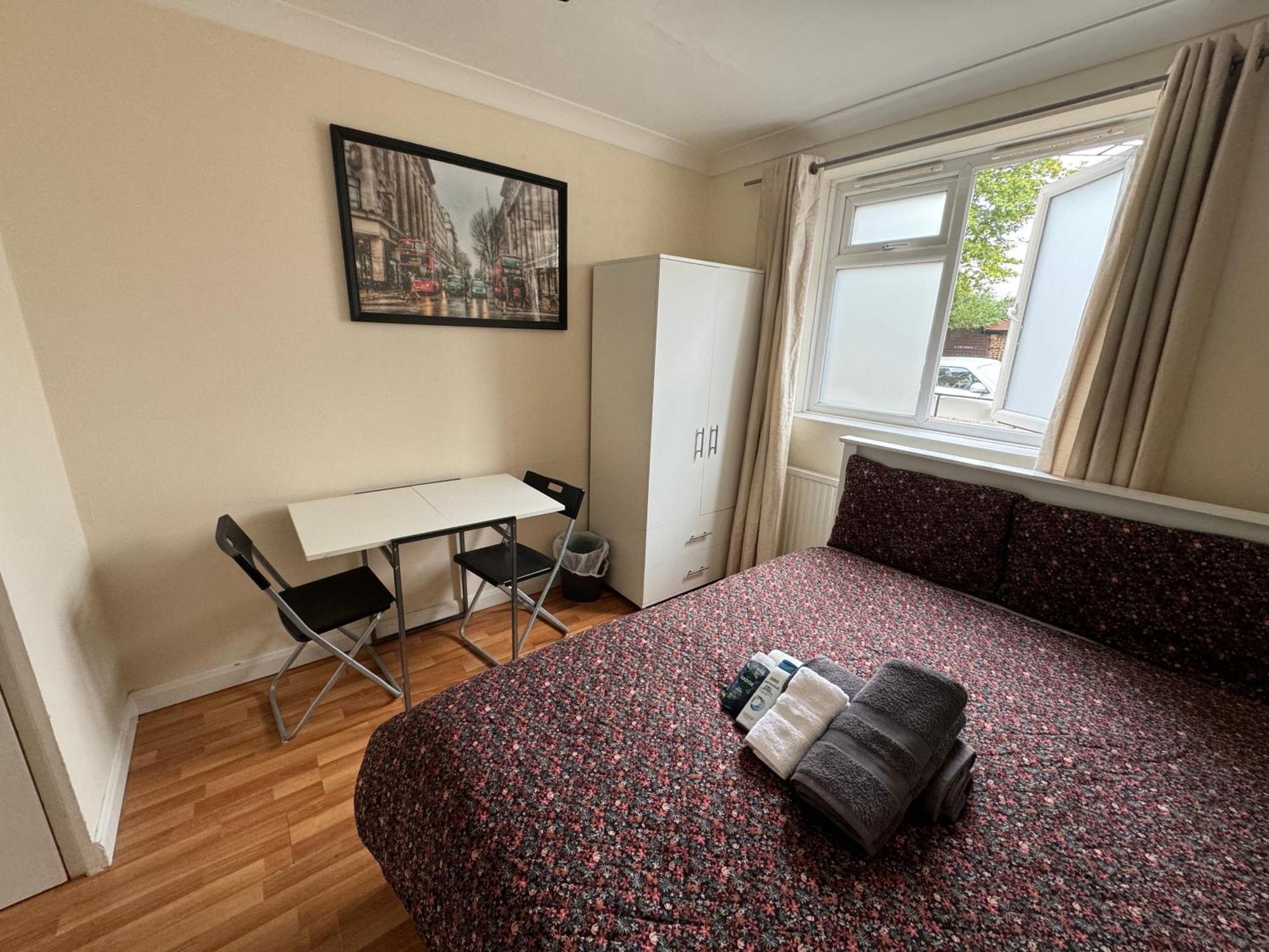 Huge And Affordable 3 Bedroom Flat In Hammersmith For 7 People With Welcome Breakfast London Bagian luar foto
