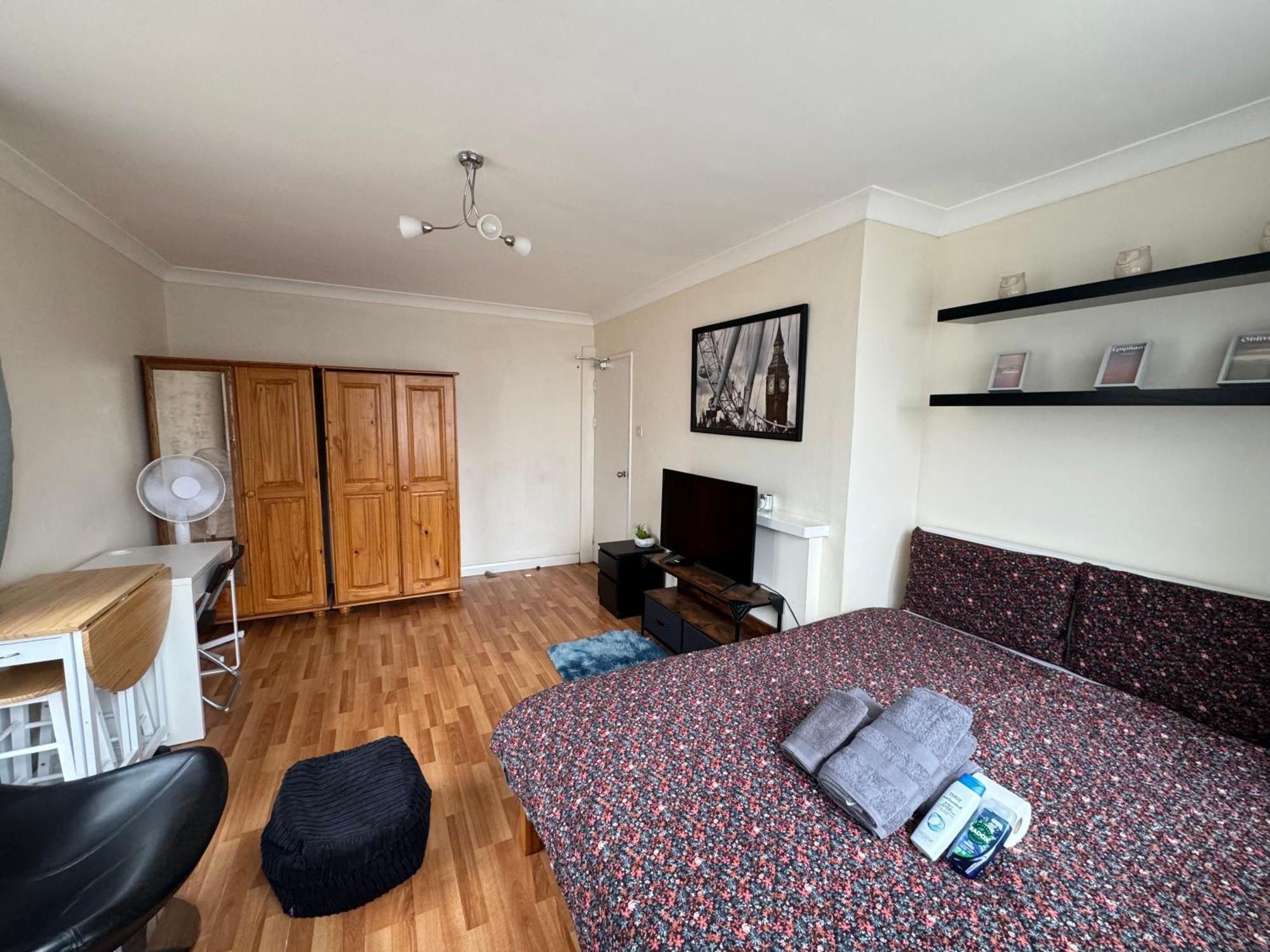 Huge And Affordable 3 Bedroom Flat In Hammersmith For 7 People With Welcome Breakfast London Bagian luar foto