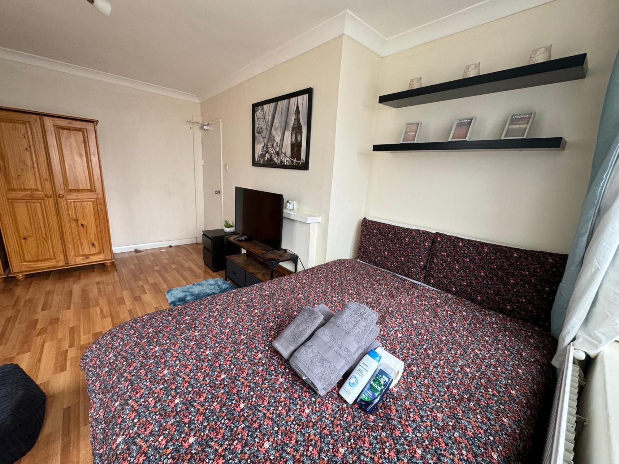 Huge And Affordable 3 Bedroom Flat In Hammersmith For 7 People With Welcome Breakfast London Bagian luar foto